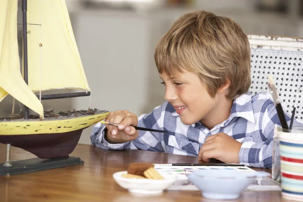 Jovem menino fazendo navio modelo — Fotografia de Stock