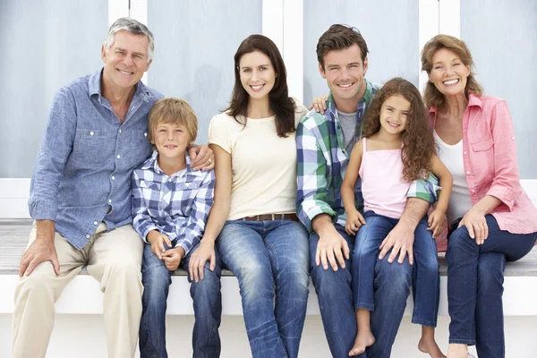 Portret multi generatie familie buitenshuis — Stockfoto