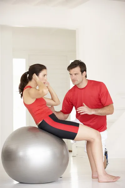 Mulher com personal trainer em casa ginásio — Fotografia de Stock