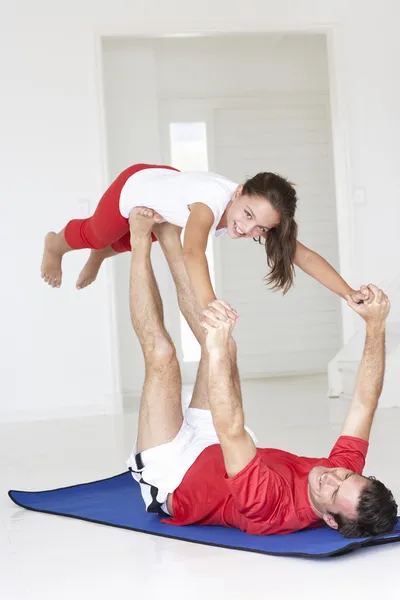 Pai e filha fazendo ioga elevador — Fotografia de Stock