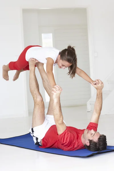 Vader en dochter yoga doen opheffen — Stockfoto