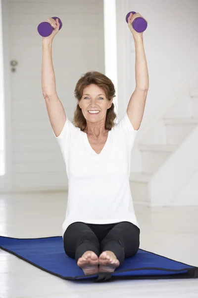 Mujer mayor haciendo ejercicio en casa — Foto de Stock