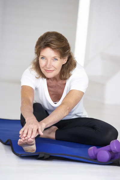 Mujer mayor haciendo ejercicio en casa —  Fotos de Stock