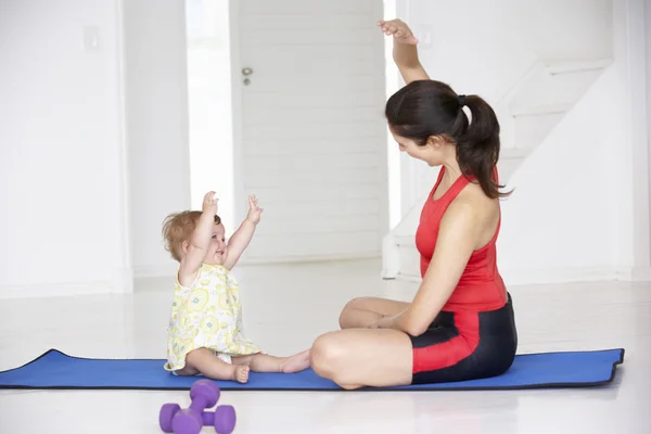Mother and baby doing yoga — Stock Photo, Image