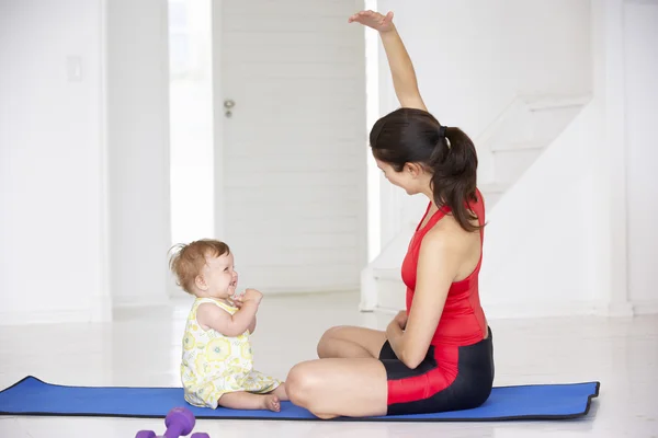 Madre e bambino facendo yoga — Foto Stock