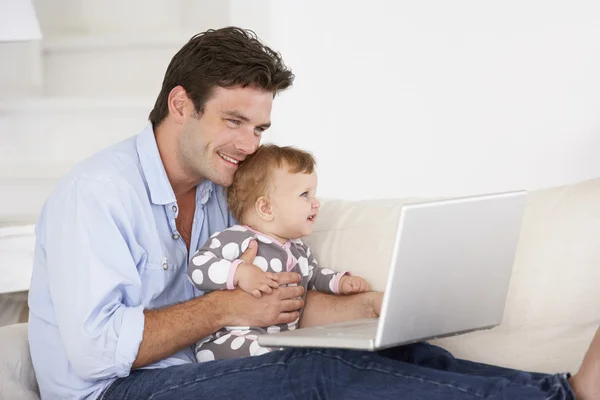 Dizüstü bilgisayarda çalışan meşgul baba — Stok fotoğraf