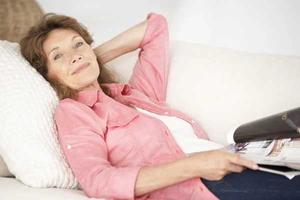 Senior mulher relaxante em casa — Fotografia de Stock