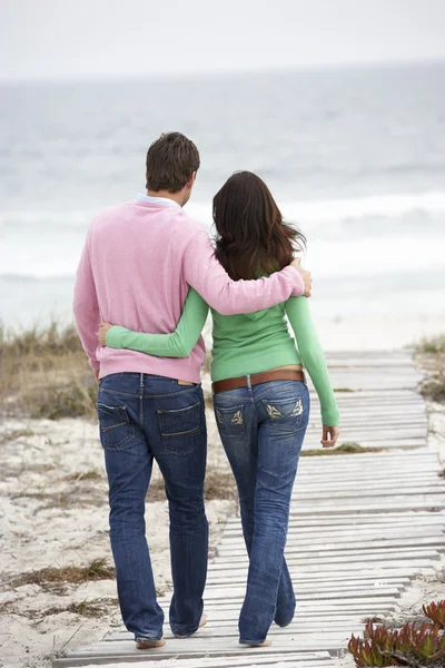 Paar zu Fuß am Meer — Stockfoto