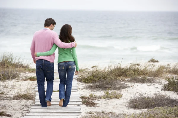 在海边散步的情侣 — 图库照片