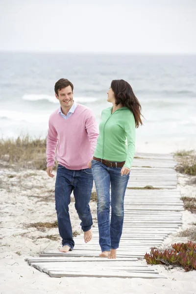 Paar läuft Strandweg entlang — Stockfoto