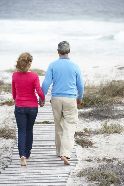 Idősebb pár, séta a tengernél — Stock Fotó
