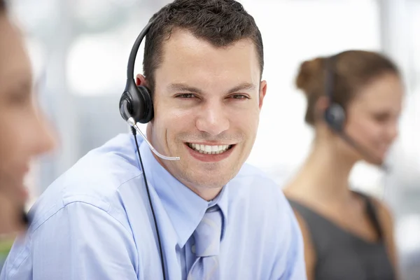 Jonge zakenman draagt een headset — Stockfoto