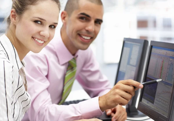 Бизнесмен и женщина работают за компьютерами — стоковое фото