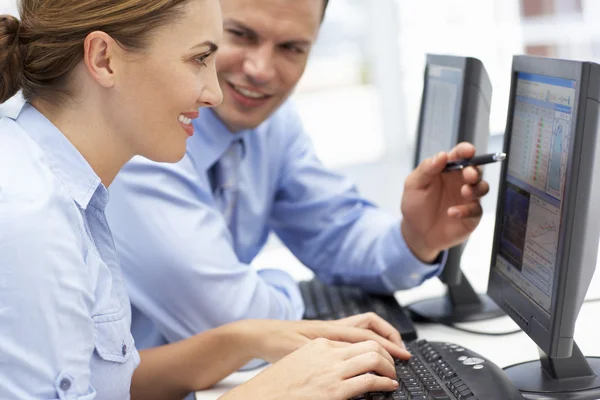 Business man and woman working on computers — Stock Photo, Image