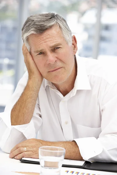 Uomo d'affari anziano infelice — Foto Stock