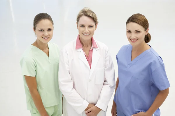 医療専門職の女性のグループ — ストック写真