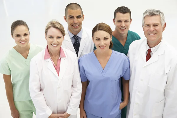 Blandad grupp av vårdpersonal — Stockfoto
