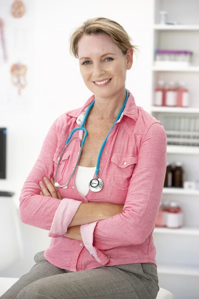 Vrouwelijke arts in de consulting kamer — Stockfoto