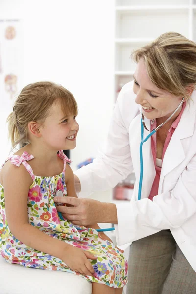 Médico feminino examinando criança — Fotografia de Stock