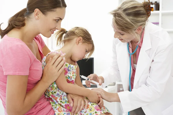 Vrouwelijke arts injecteren kind — Stockfoto