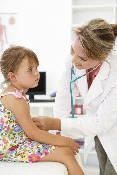 Vrouwelijke arts onderzoekende kind — Stockfoto
