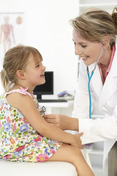 Kobieta lekarz badanie dziecka — Zdjęcie stockowe