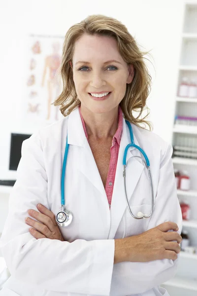 Женщина-врач среднего возраста — стоковое фото