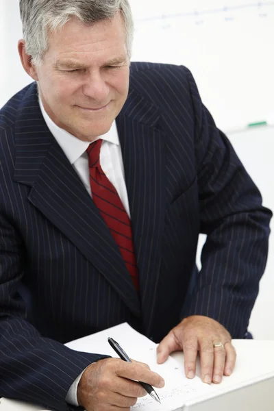 Senior zakenman in vergadering — Stockfoto