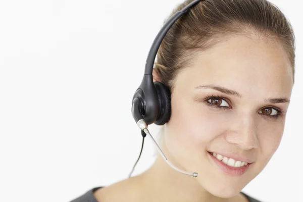 Ung affärskvinna bära headsetet — Stockfoto