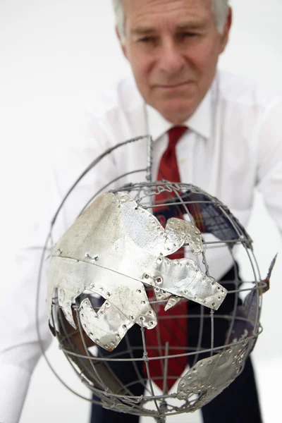 Empresário sênior com globo — Fotografia de Stock