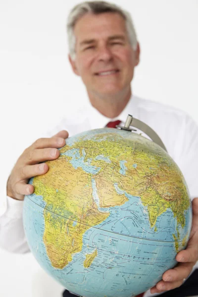 Empresário sênior segurando globo — Fotografia de Stock