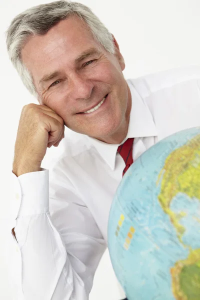 Senior zakenman met globe — Stockfoto