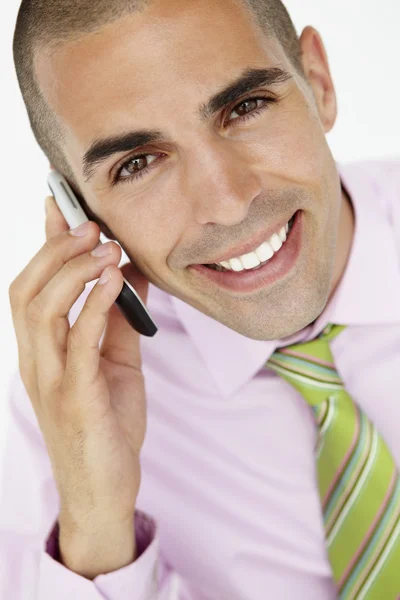 Jonge zakenman met behulp van mobiele telefoon — Stockfoto