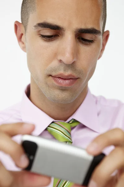 Молодой бизнесмен пользуется мобильным телефоном — стоковое фото
