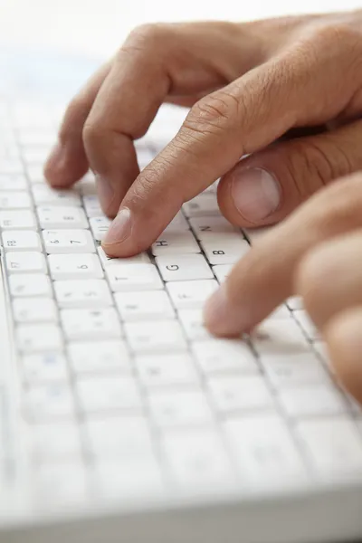 Крупним планом людина за допомогою комп'ютерної клавіатури — стокове фото