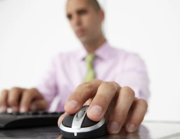 Fechar o homem usando teclado e mouse — Fotografia de Stock