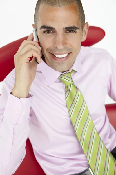 Joven hombre de negocios usando teléfono celular — Foto de Stock