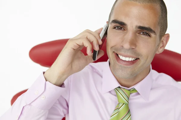 Jonge zakenman met behulp van mobiele telefoon — Stockfoto