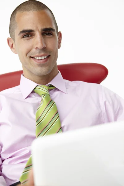 Jovem empresário usando laptop — Fotografia de Stock