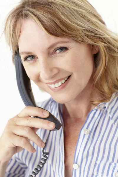 Geschäftsfrau mittleren Alters am Telefon — Stockfoto