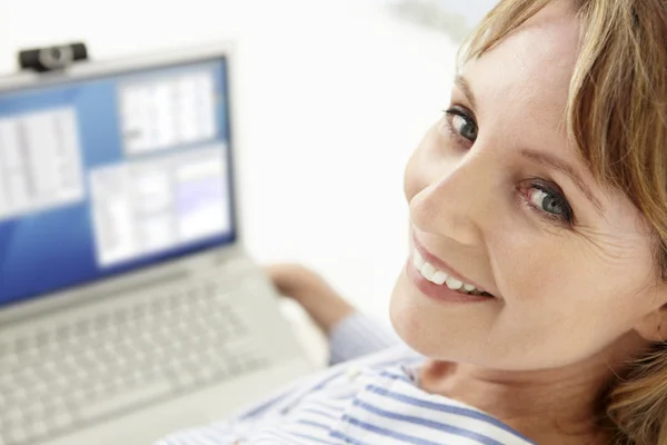 Mid age businesswoman using laptop — Zdjęcie stockowe