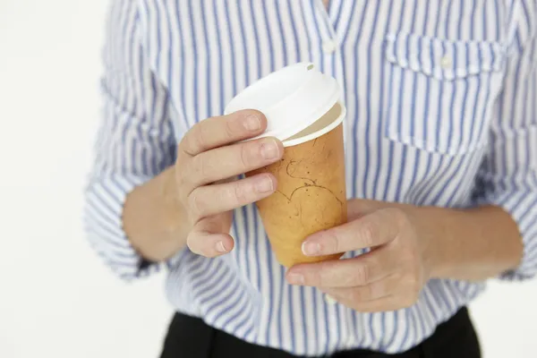 Бизнесвумен держит кофе на вынос — стоковое фото