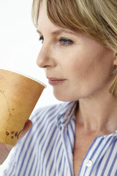 Affärskvinna avhämtning kaffedrickande — Stockfoto