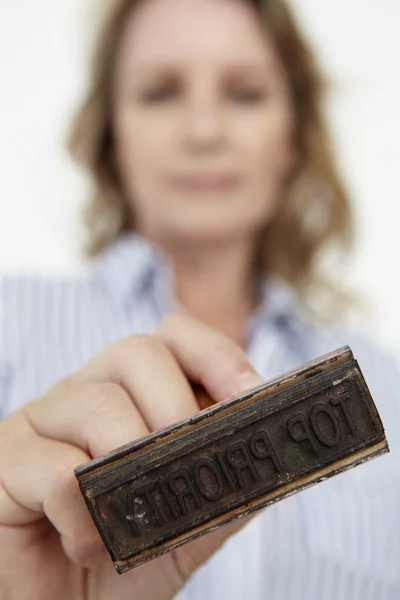 Affärskvinna med gummistämpel — Stockfoto