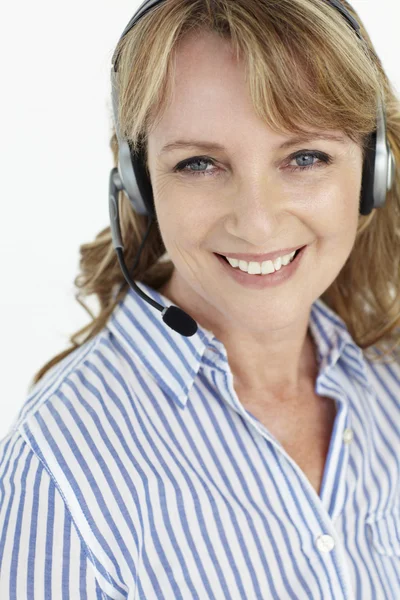 Mulher de negócios usando fone de ouvido — Fotografia de Stock