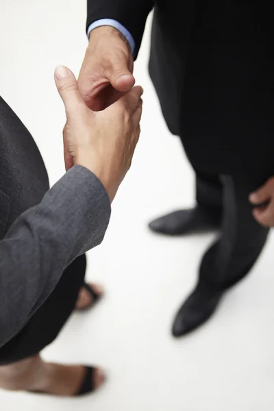 Détail homme d'affaires et femme serrant la main — Photo