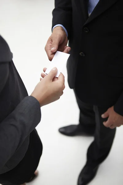 Detalhe homem de negócios e mulher trocando cartões — Fotografia de Stock