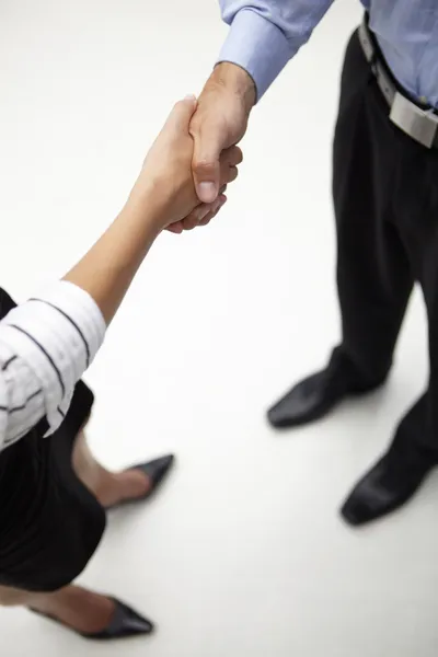Detalhe homem de negócios e mulher apertando as mãos — Fotografia de Stock