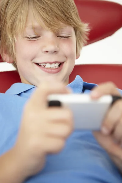 Ung pojke som använder mobiltelefon — Stockfoto