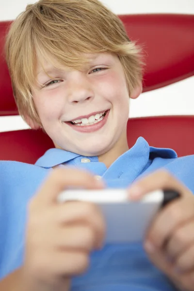 Ung pojke som använder mobiltelefon — Stockfoto